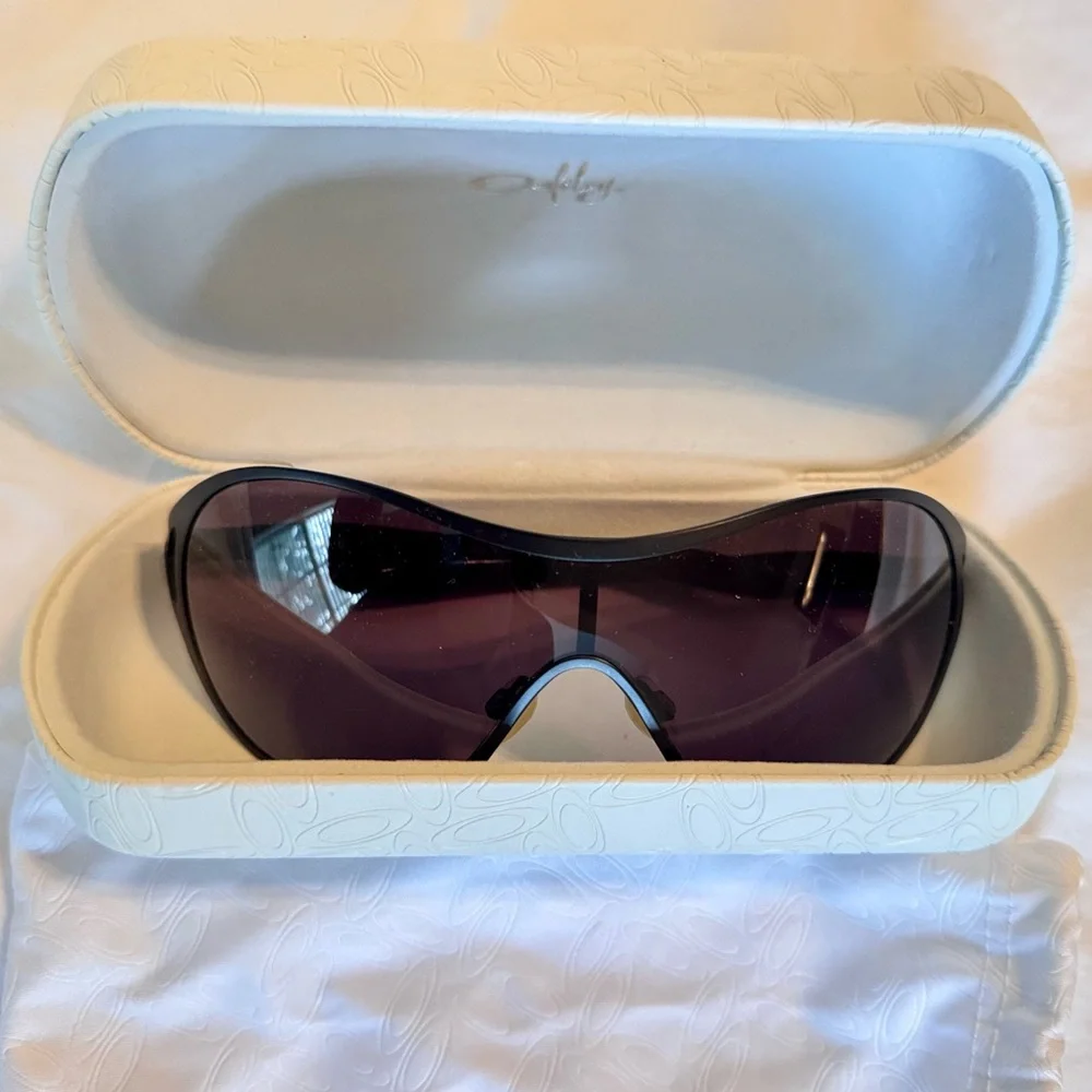 OAKLEY Deception Black Sunglasses Women’s Men’s Unisex w White Case & Bag Pouch